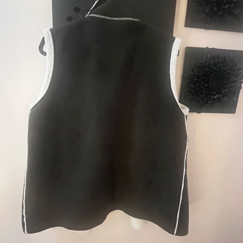 Cozy Black & Cream Sherpa-Trim Vest - Picture 4 of 4